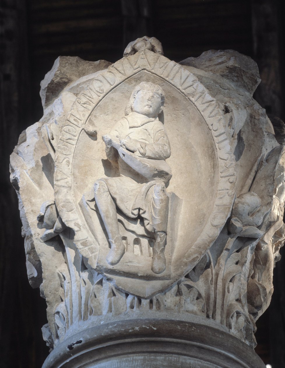 A gregorián ének első hangját képviselő kórus fővárosa (szobor alkotó: Romanesque