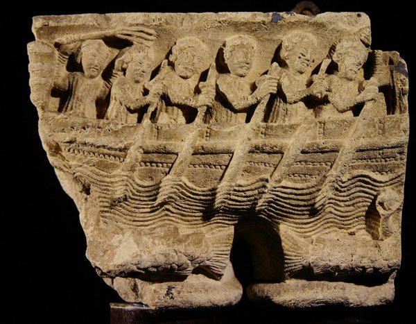 Tőke ikeroszlopokon, amelyek csónakban evezősöket ábrázolnak alkotó: Romanesque