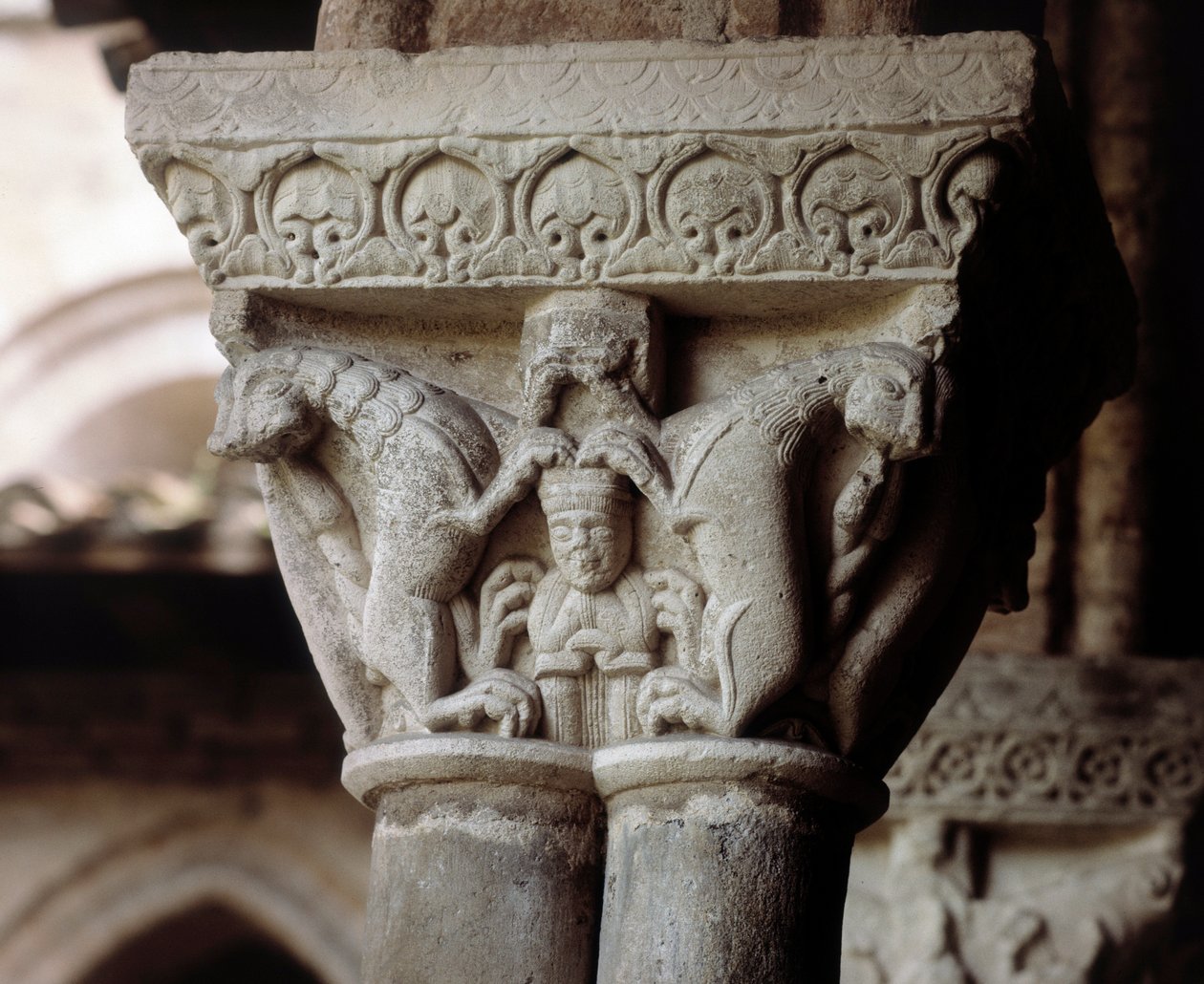 Dánielt ábrázoló tőke az oroszlánok barlangjában (szobor alkotó: Romanesque