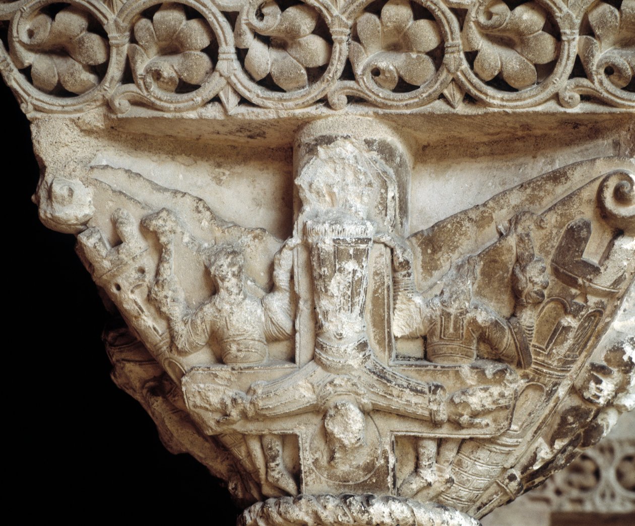 A főváros Szent Pétert ábrázolja a keresztjén (szobor alkotó: Romanesque