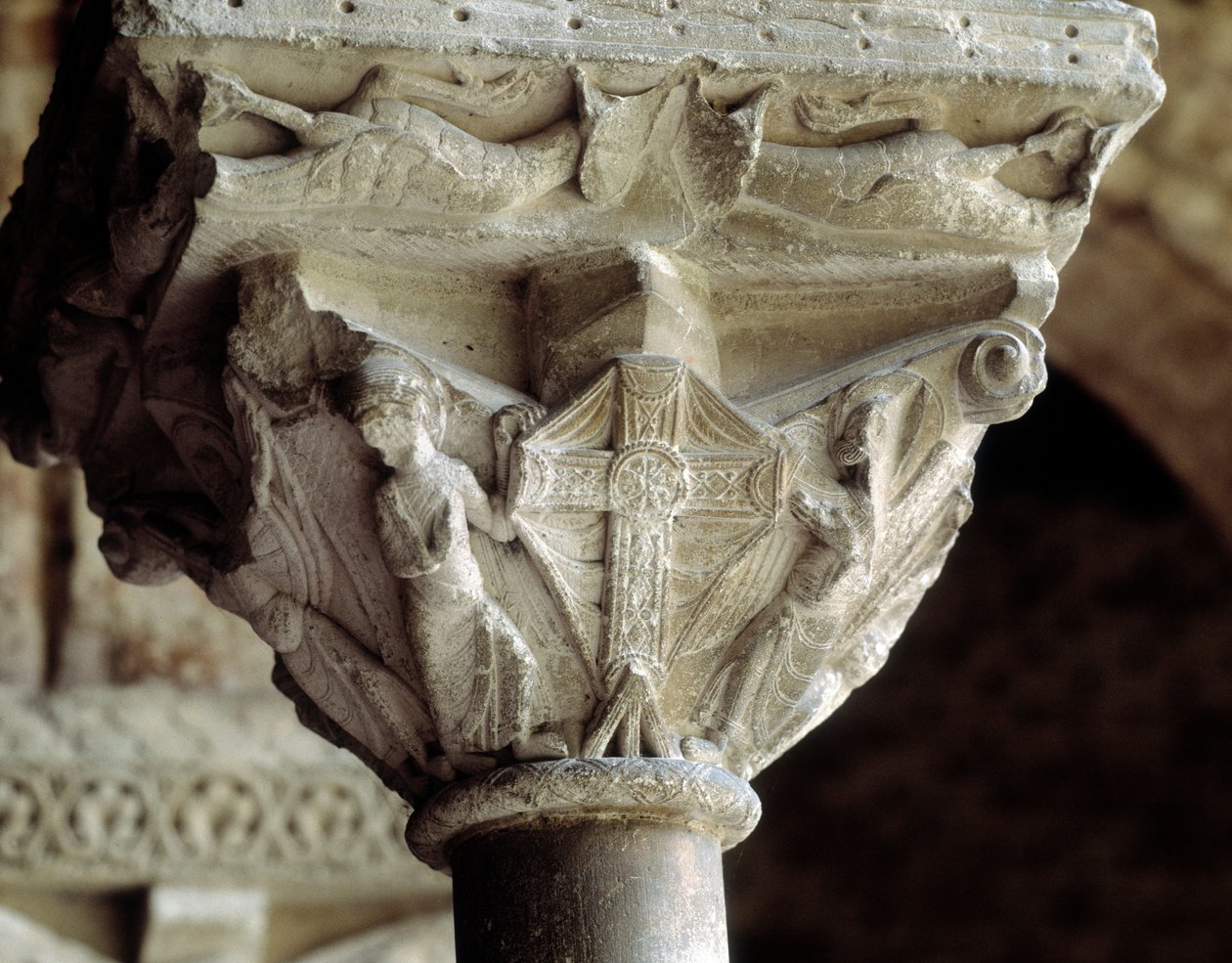 A dicsőséges keresztet ábrázoló tőke (szobor alkotó: Romanesque