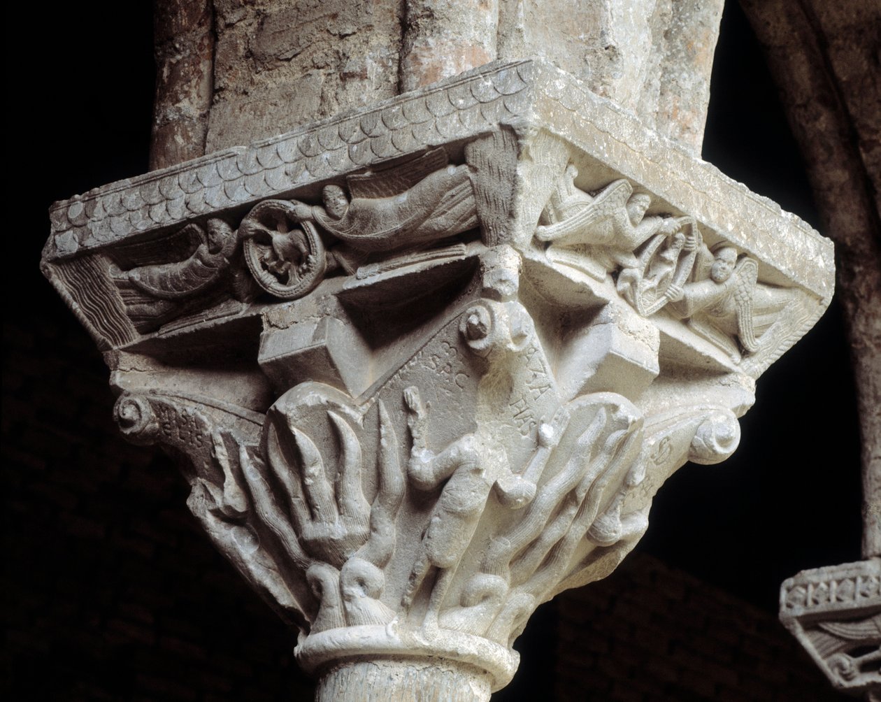 A három zsidót ábrázoló tőke a tüzes kemencében (szobor alkotó: Romanesque