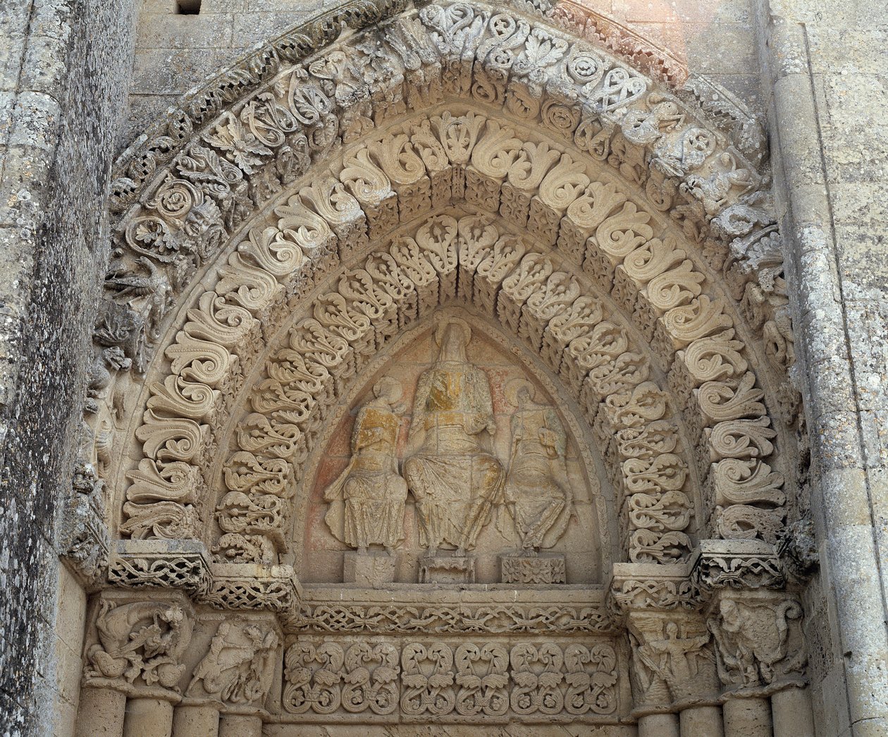 Krisztus a dicsőségben Szent Pál és Szent Péter között, hamis portál (szobor alkotó: Romanesque