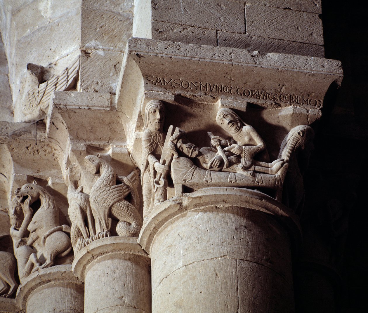 Delila vágja Sámson haját (a kereszthajó faragott tőkéje) alkotó: Romanesque