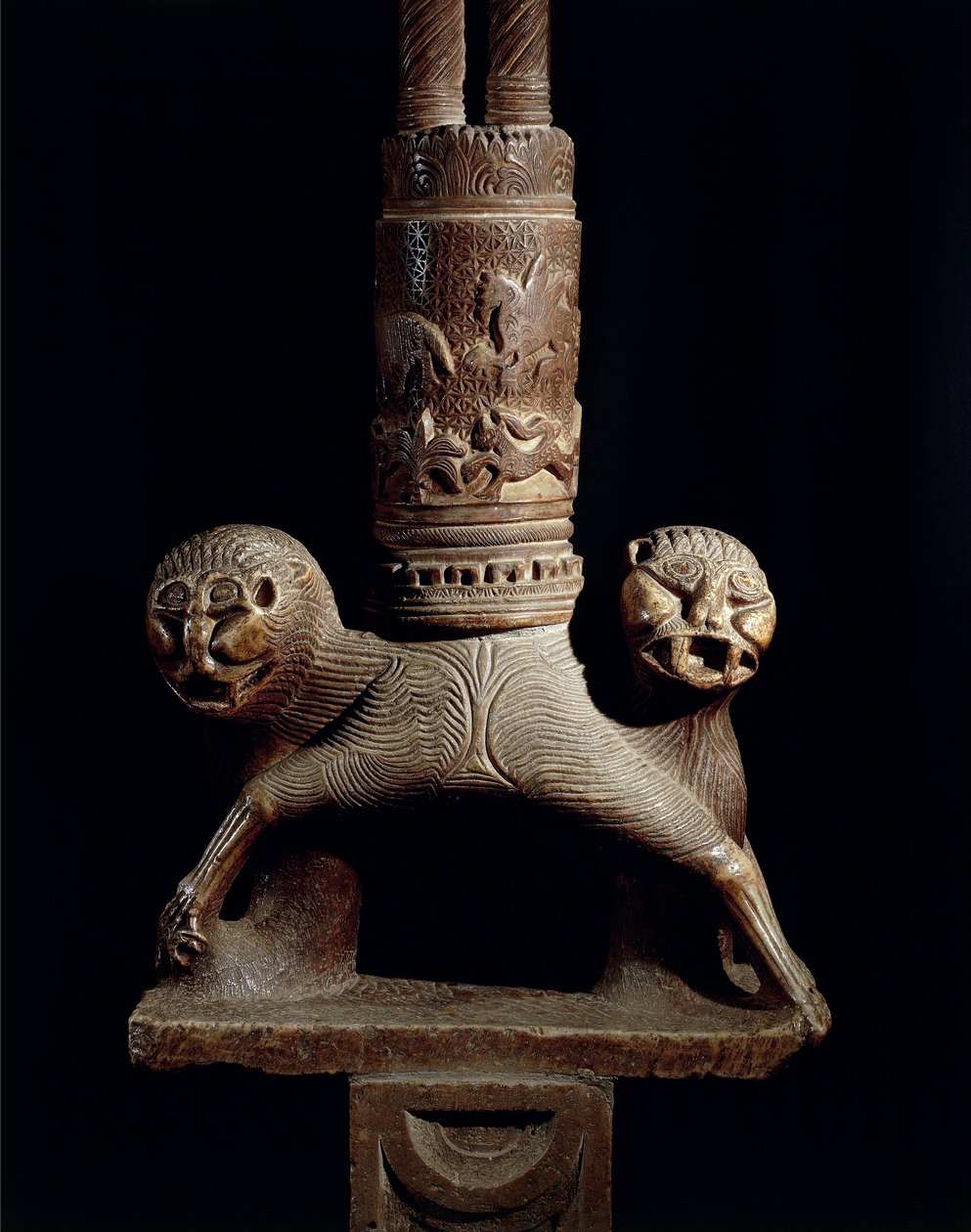 Részlet a húsvéti gyertyatartó oroszlánokkal alkotó: Romanesque