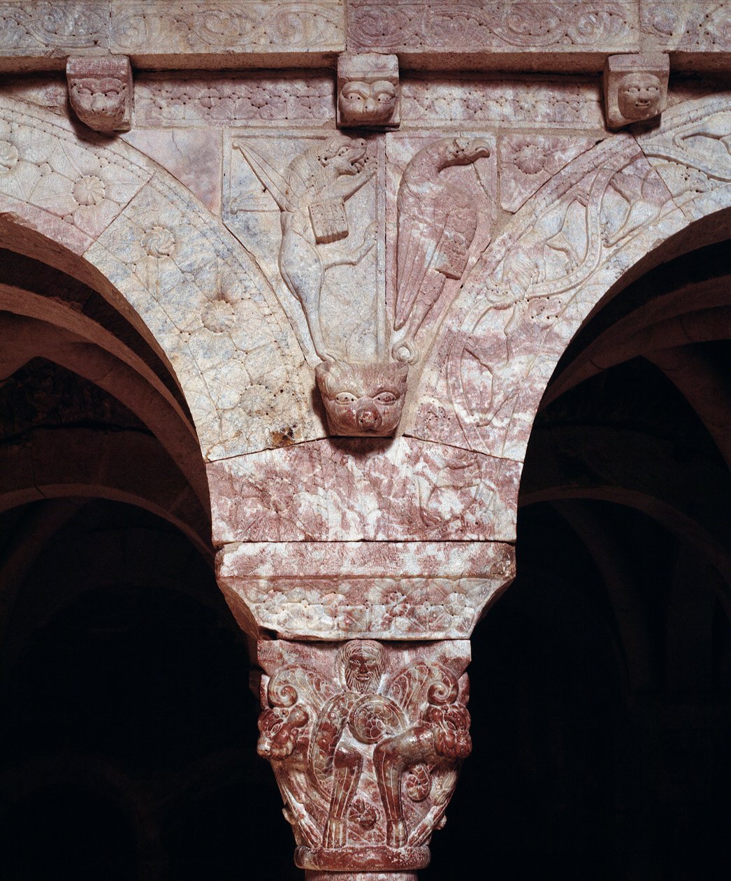 János és Márk evangélisták szimbólumainak részlete, a kolostor tribünén faragott alkotó: Romanesque