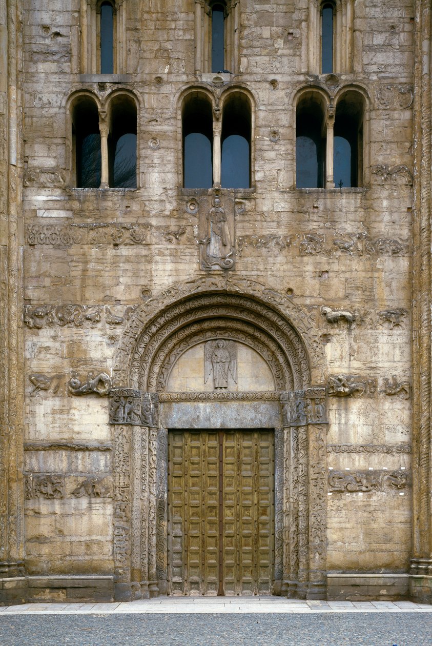 Részlet a homlokzatról a Bazilika portáljával alkotó: Romanesque