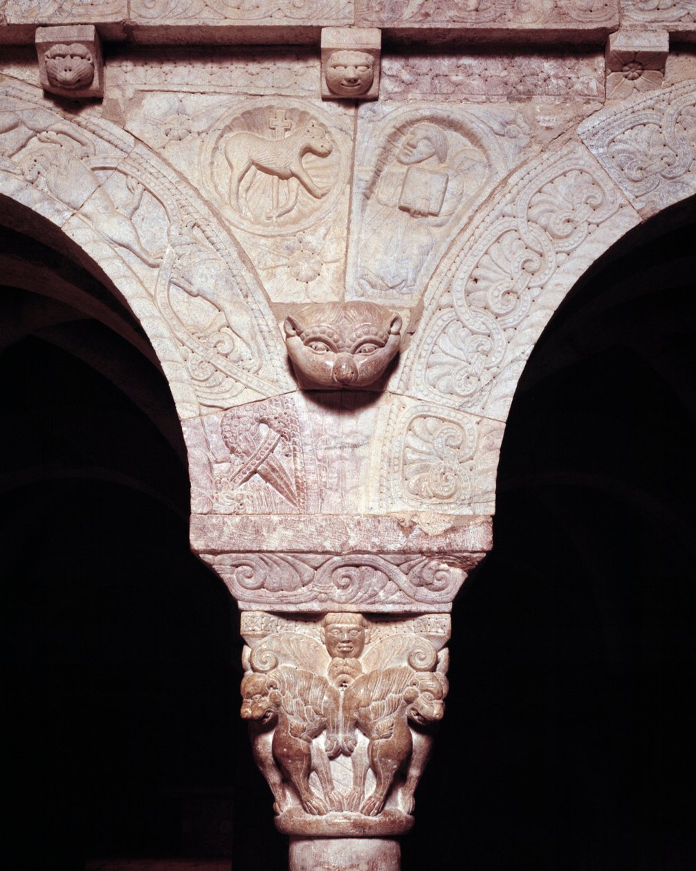 Részlet az isten bárányáról és Lukács evangélista szimbólumáról, a kolostor tribünén faragott alkotó: Romanesque