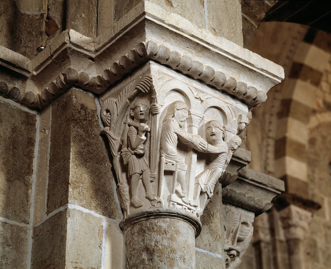 Ézsau visszatér a vadászatból, és apja, Izsák előtt találja magát, aki megáldja Jákóbot (faragott tőke) alkotó: Romanesque