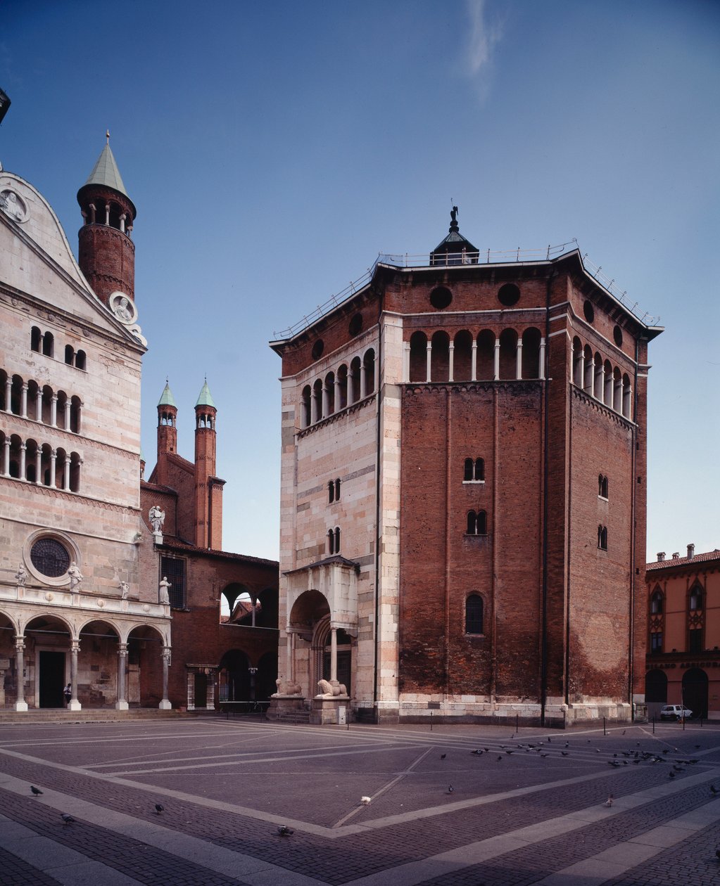 A keresztelőkápolna külső képe alkotó: Romanesque