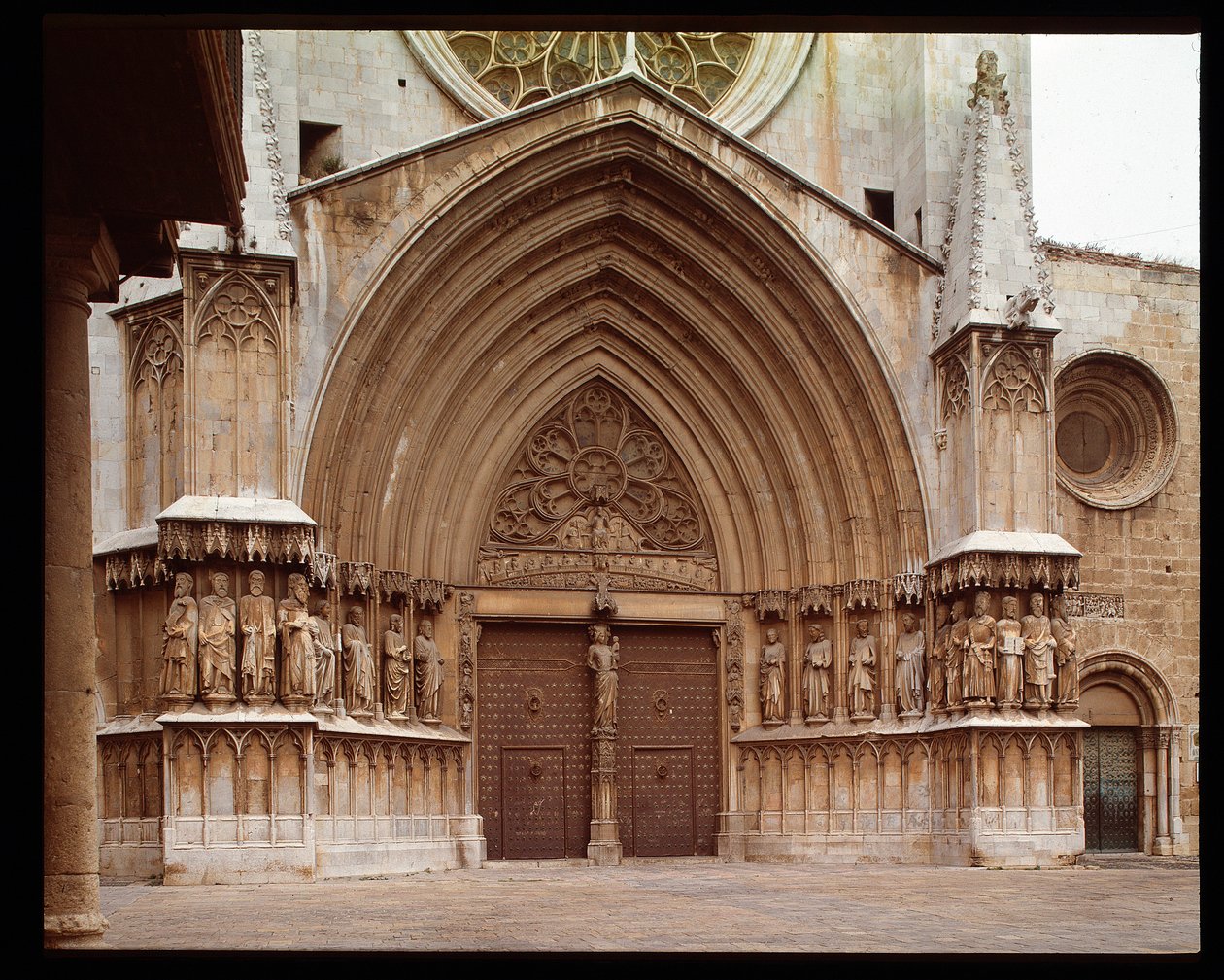Gótikus művészet: a tarragonai Szent Thecle-székesegyház központi portáljának részlete alkotó: Romanesque