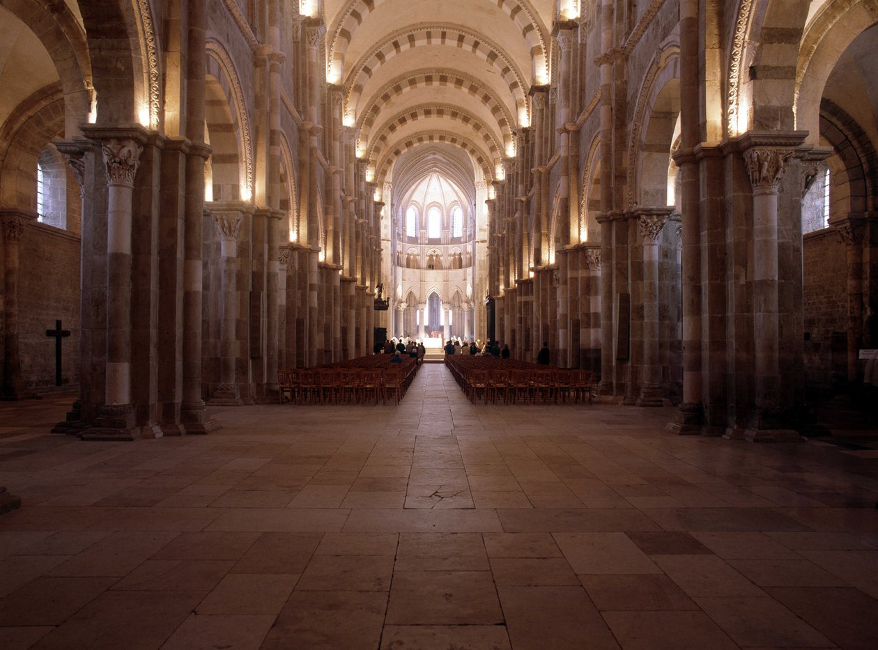 A Cathedrale de Vezelay (89) belseje: A hajó. alkotó: Romanesque
