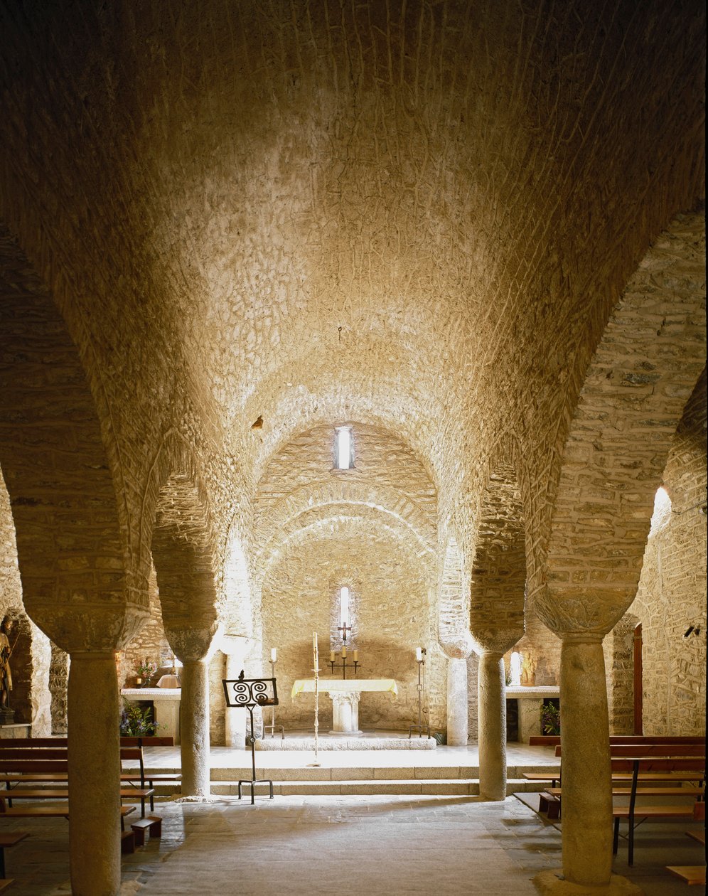 Az apátság belső képe alkotó: Romanesque