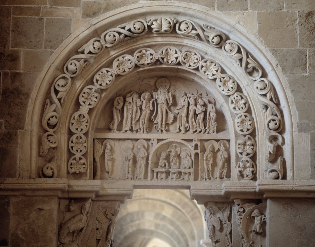 Északi portál: Jézus megjelenése halála és mennybemenetele után (szobor) alkotó: Romanesque