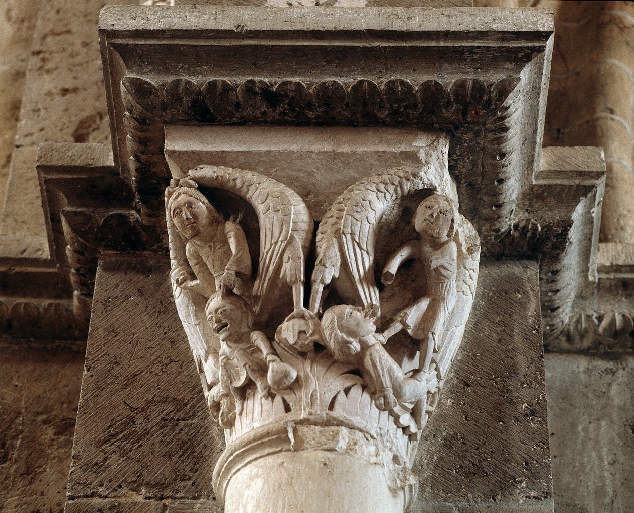 A fösvény és a rágalmazás büntetése (faragott tőke) alkotó: Romanesque