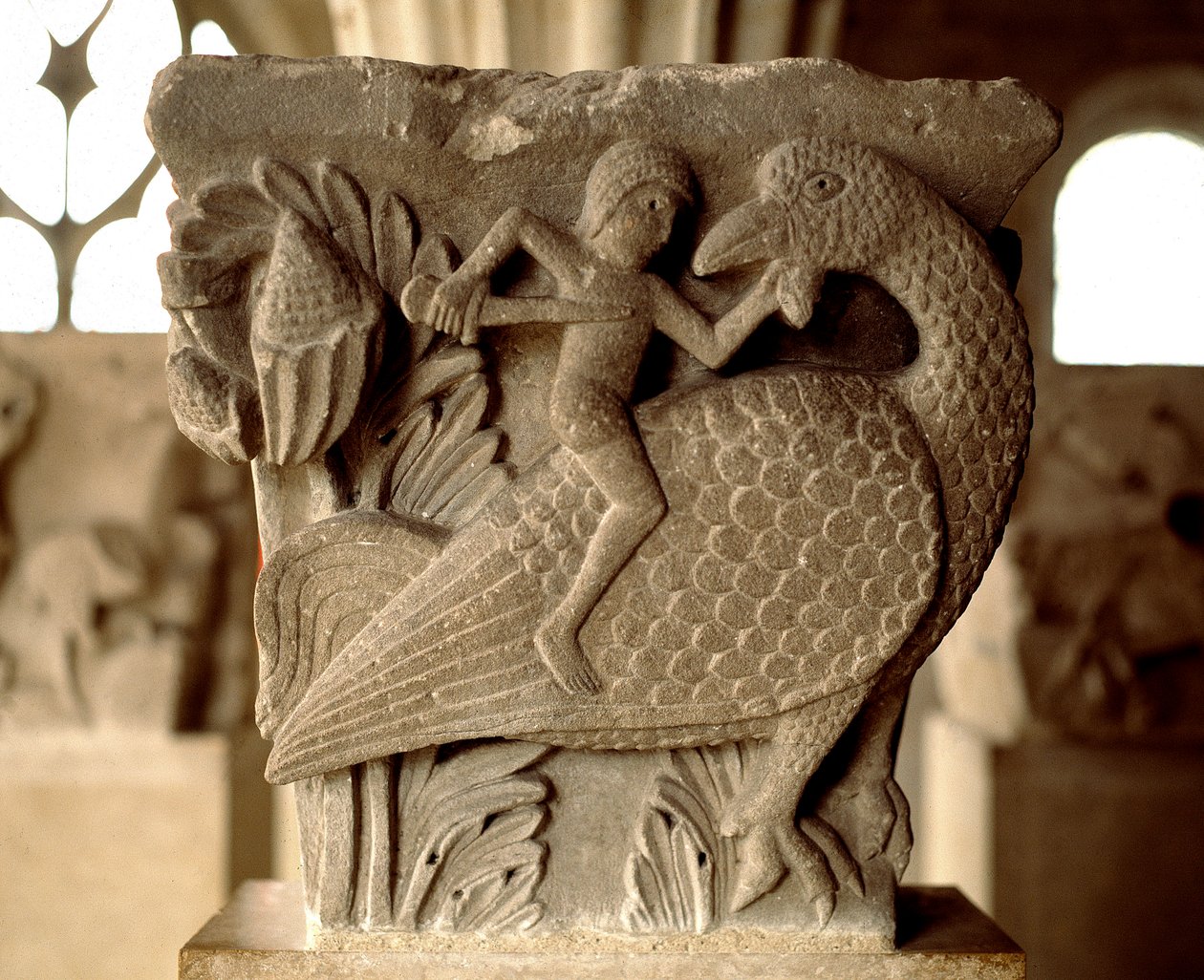 Ember és madár harcának ábrázolása (a káptalanház faragott fővárosa) alkotó: Romanesque