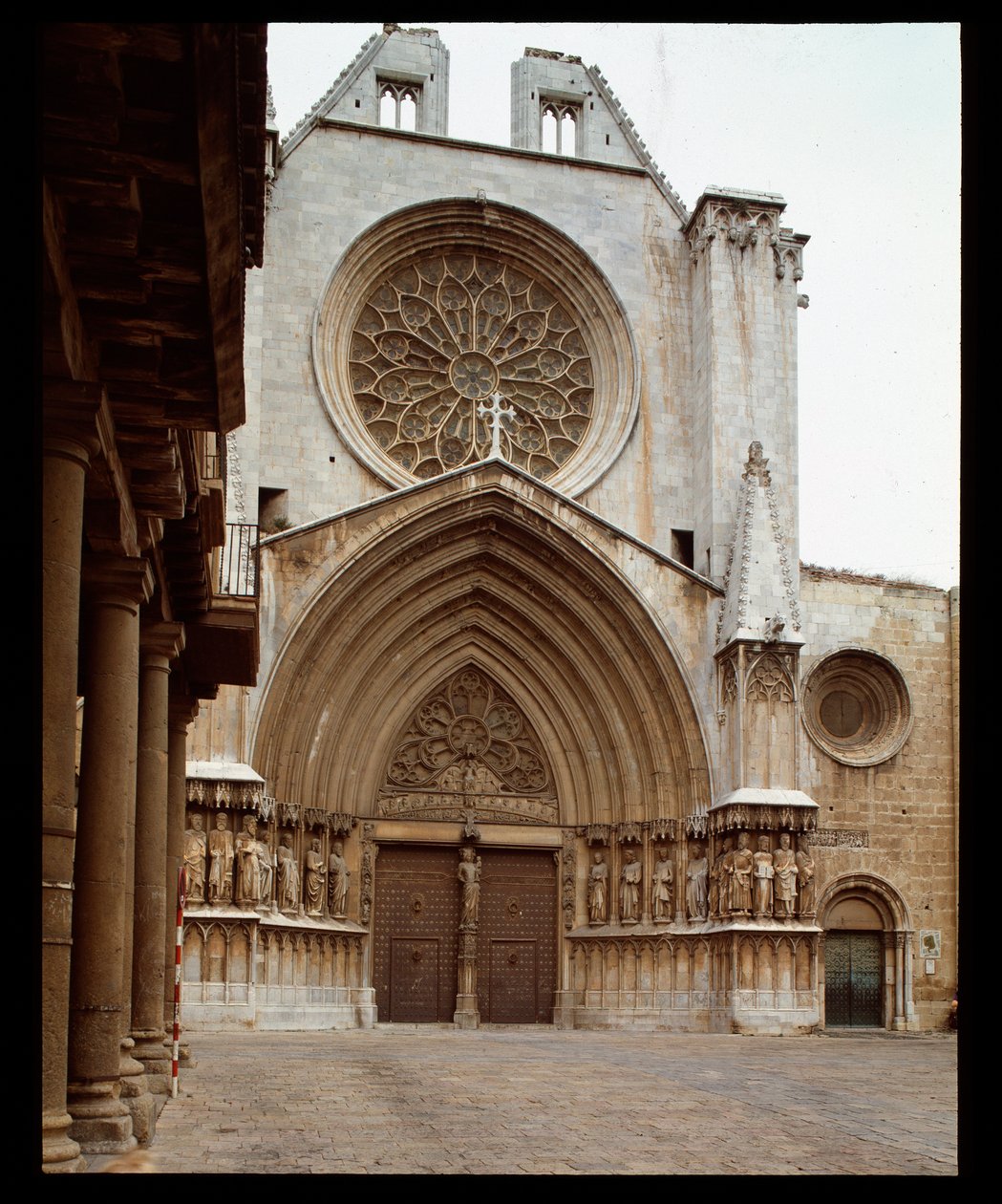Román és gótikus művészet: a Cathedrale Sainte Thecle (Sainte-Thecle) homlokzata Tarragonában alkotó: Romanesque