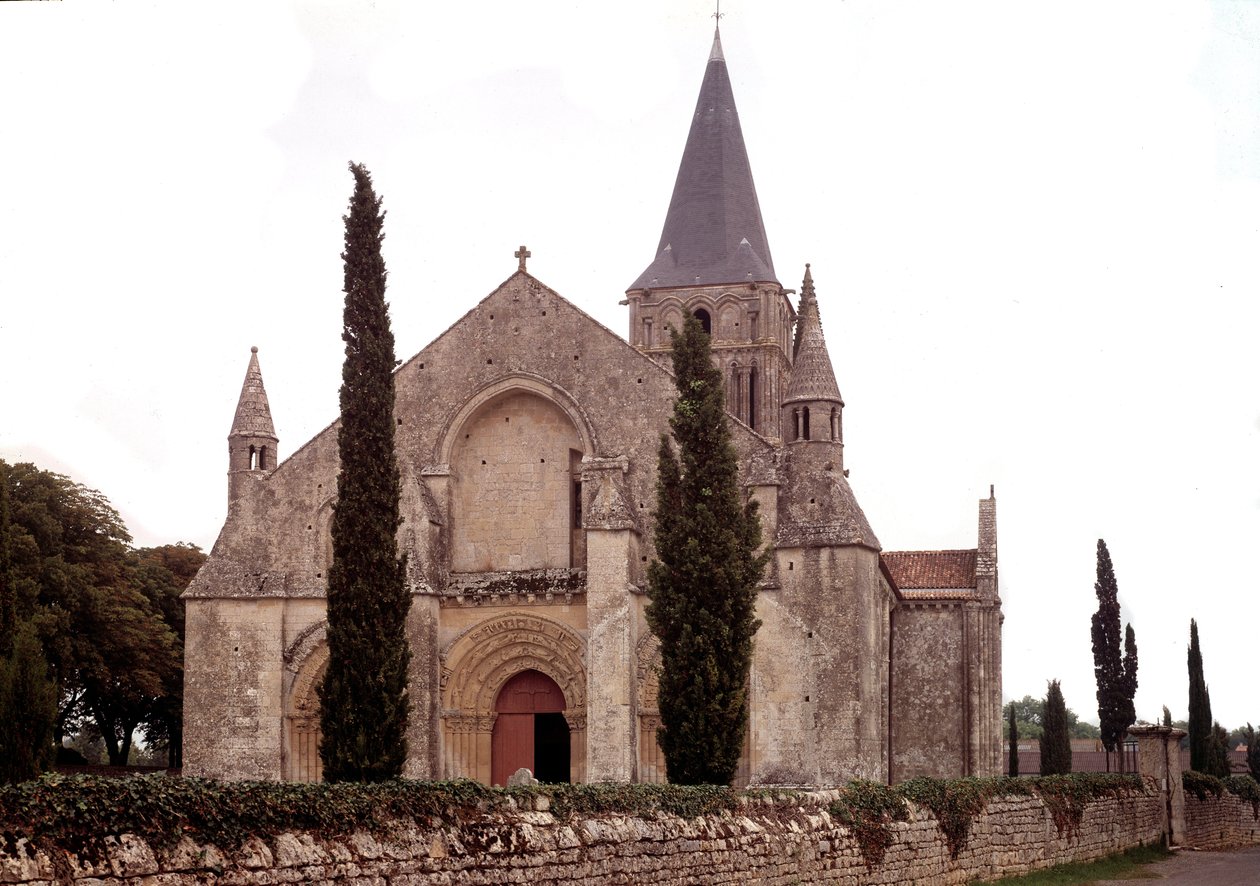 Román építészet: kilátás az Aulnay-templomra alkotó: Romanesque