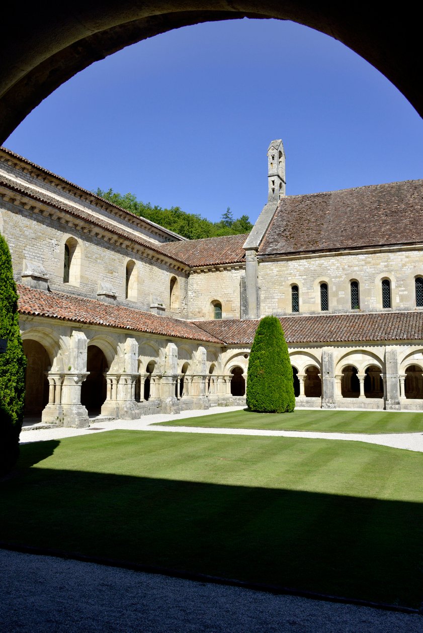 Román építészet: kilátás a kolostorra és a Fontenay-i ciszterci apátság épületeire, Burgundiában alkotó: Romanesque