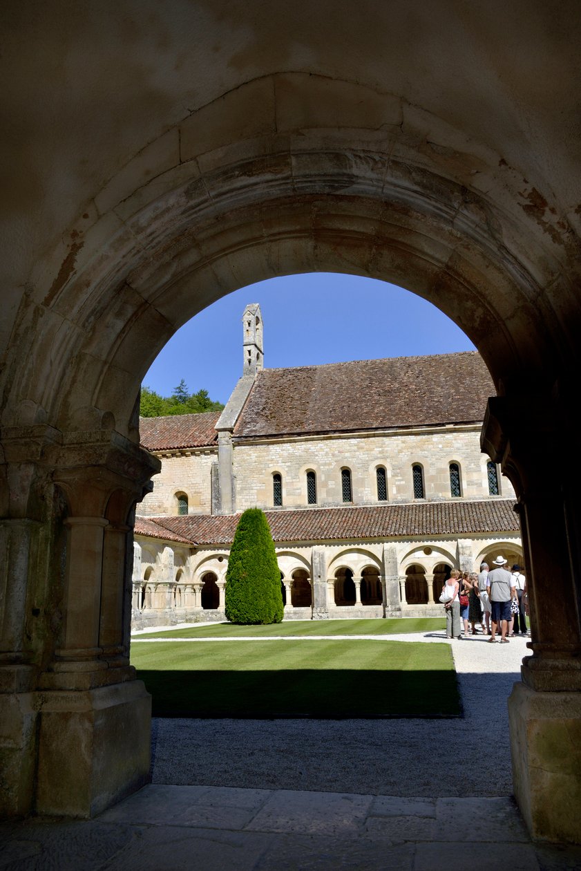 Román építészet: kilátás a kolostorra és a Fontenay-i ciszterci apátság épületeire, Burgundiában alkotó: Romanesque