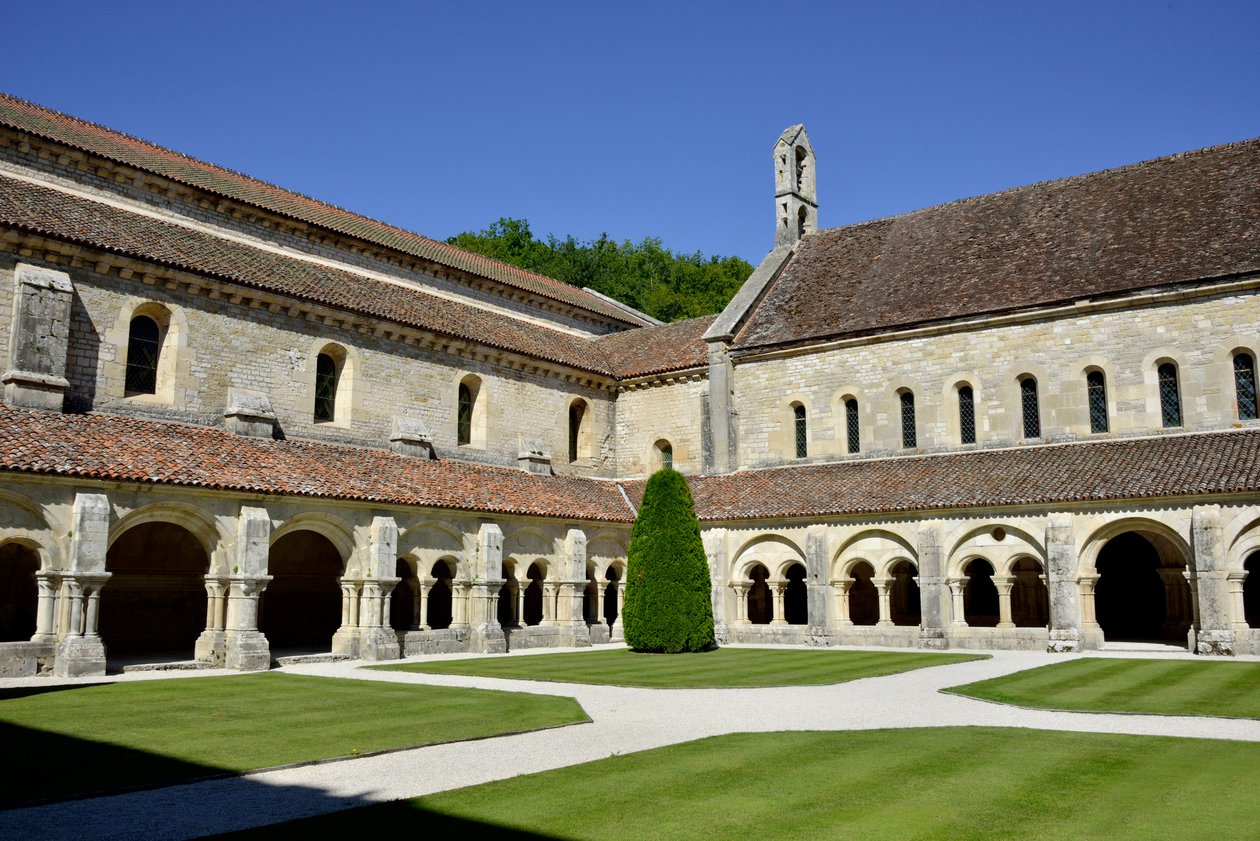 Román építészet: kilátás a kolostorra és a Fontenay-i ciszterci apátság épületeire, Burgundiában alkotó: Romanesque