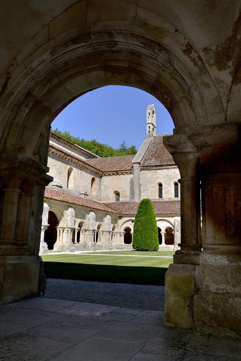 Román építészet: kilátás a kolostorra és a Fontenay-i ciszterci apátság épületeire, Burgundiában alkotó: Romanesque