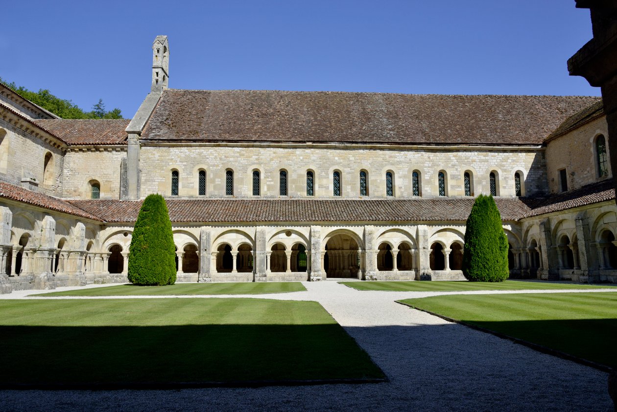 Román építészet: kilátás a kolostorra és a Fontenay-i ciszterci apátság épületeire, Burgundiában alkotó: Romanesque