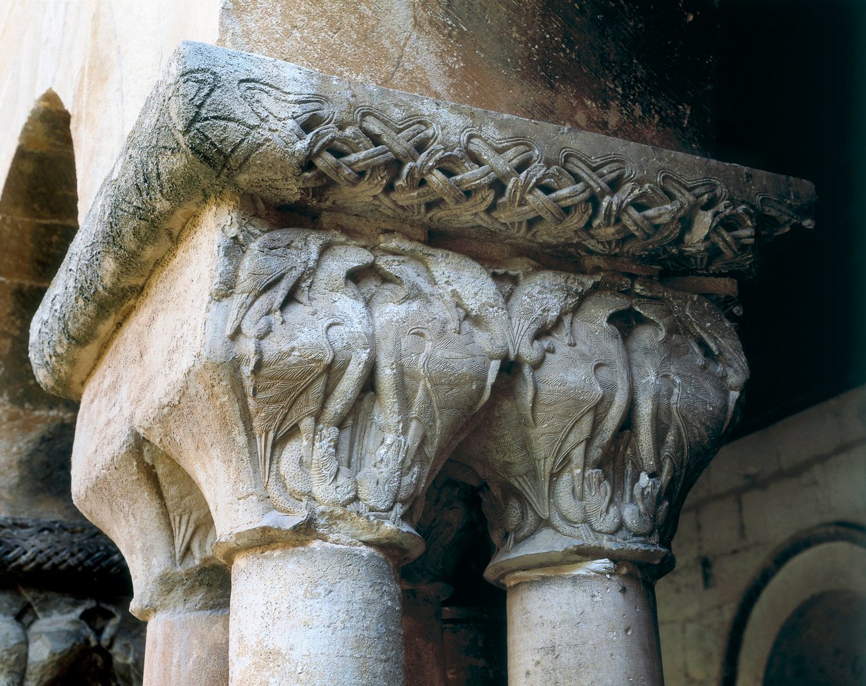 Román művészet: a kolostor madarakkal díszített fővárosai. Építészet alkotó: Romanesque
