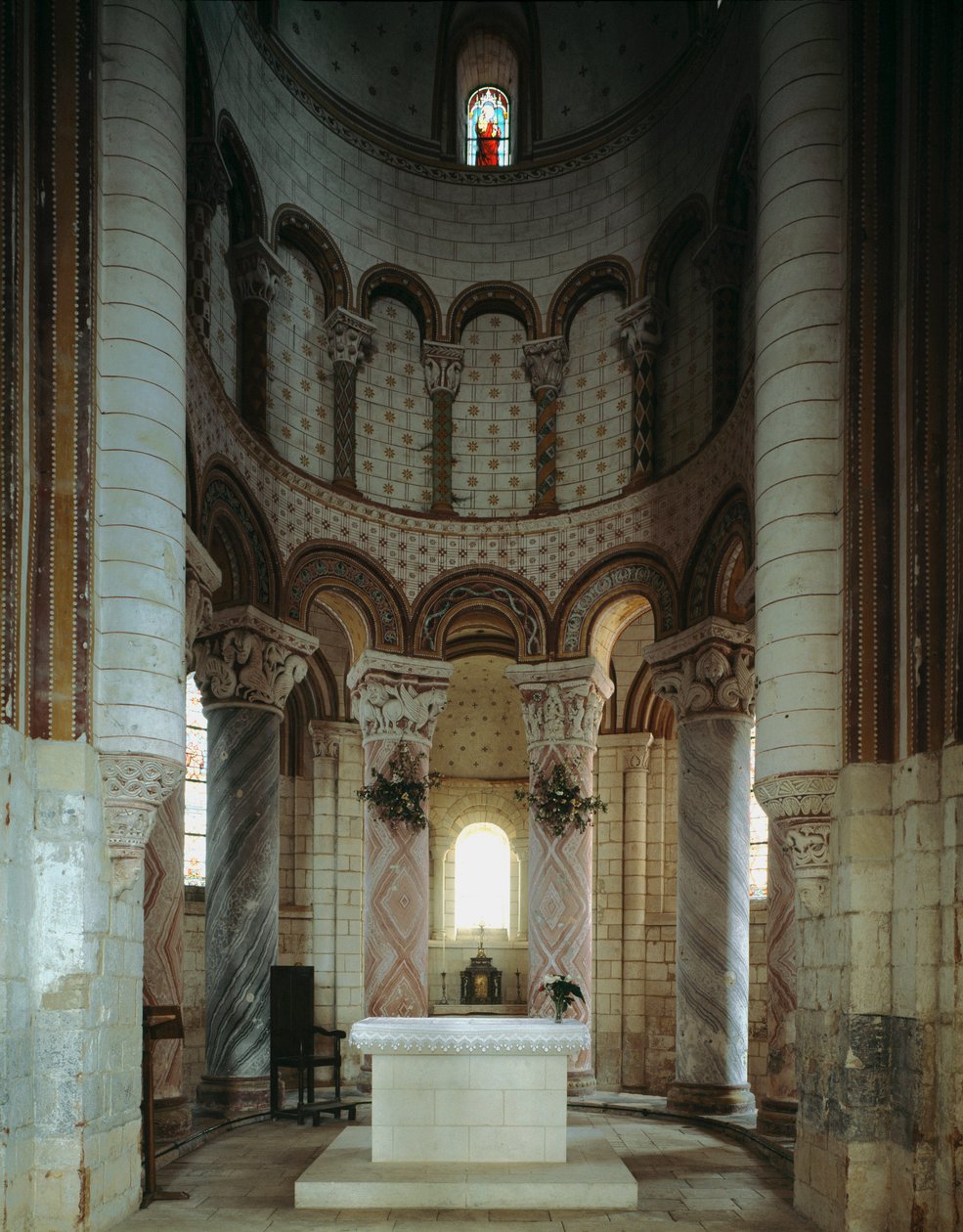 Román művészet: a Szent Péter-templom apszisának és ambulánsának belső képe. Chauvigny, Bécs alkotó: Romanesque