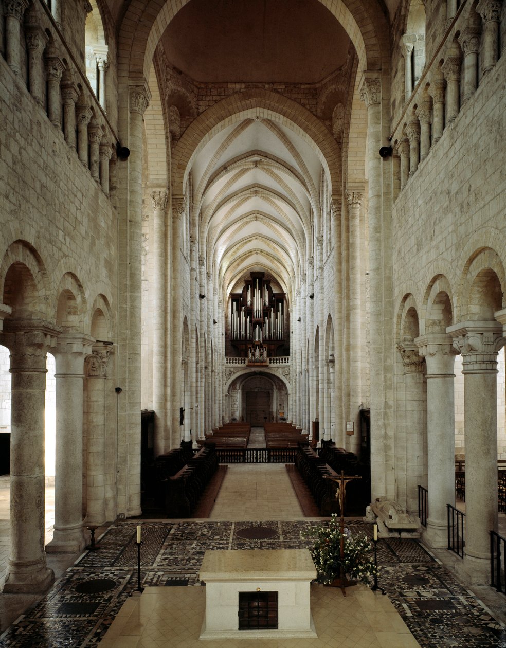 Román művészet: a 11. és 13. század között épült Saint Benoit sur Loire (Loiret) bazilika belső képe. alkotó: Romanesque
