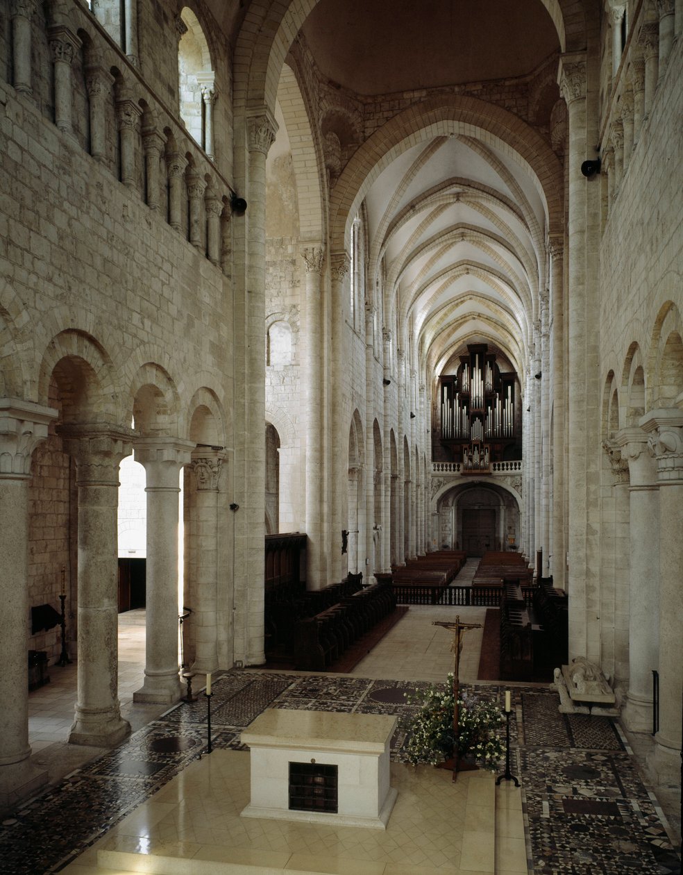 Román művészet: a 11. és 13. század között épült Saint Benoit sur Loire (Loiret) bazilika belső képe. alkotó: Romanesque