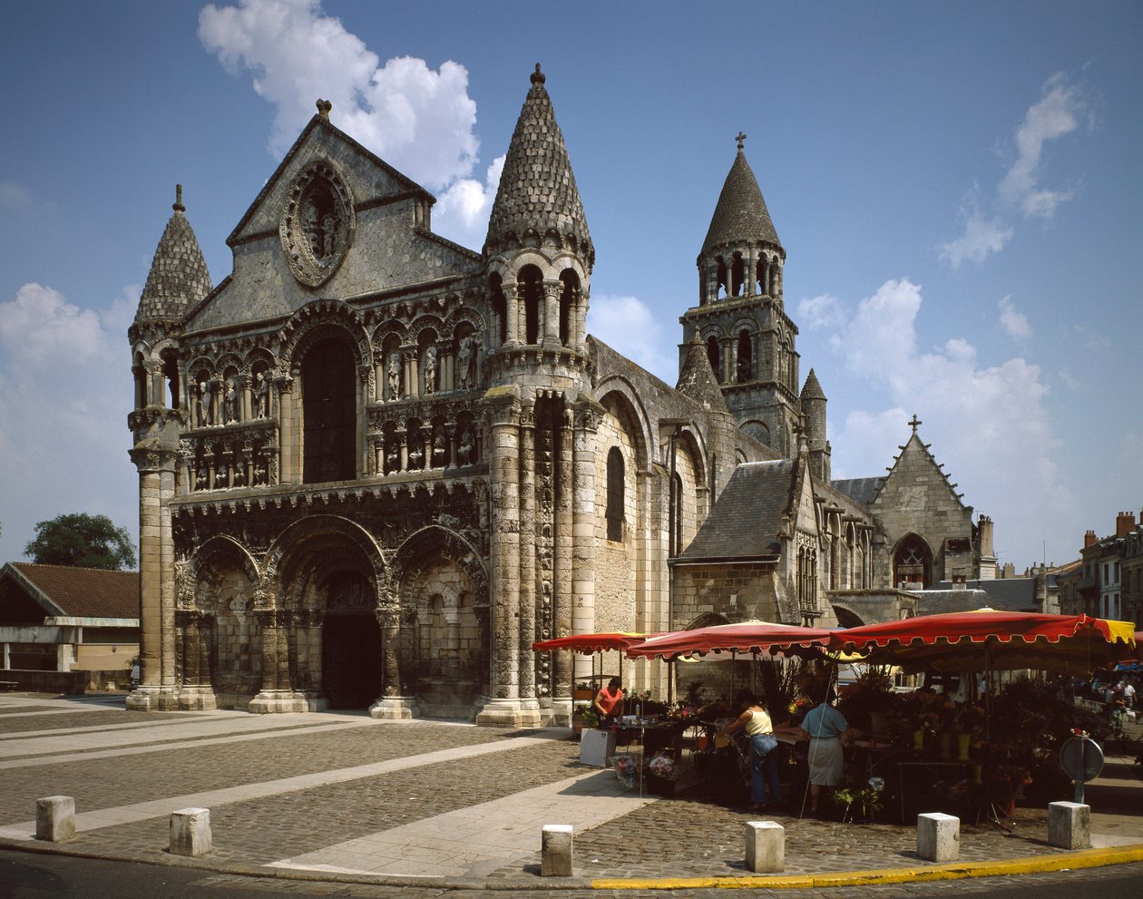Román művészet: kilátás a Notre Dame la Grande-ra (Notre-Dame-la-Grande). 12. századi Poitiers (Bécs) alkotó: Romanesque