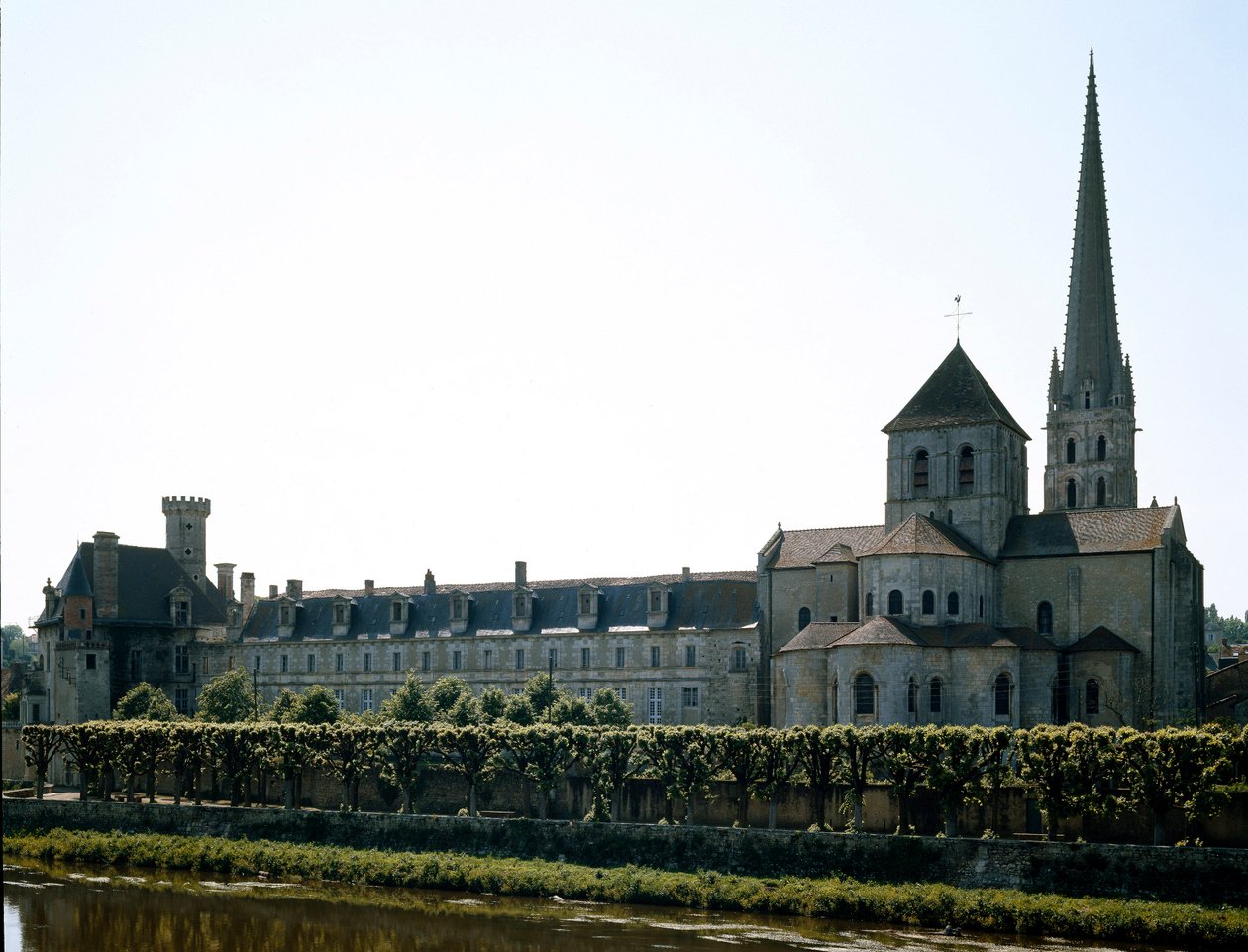 Román művészet: kilátás a XI. században alapított Saint Savin-sur-Gartempe (Saint Savin-sur-Gartempe) bazilikára. Saint Savin, Bécs alkotó: Romanesque