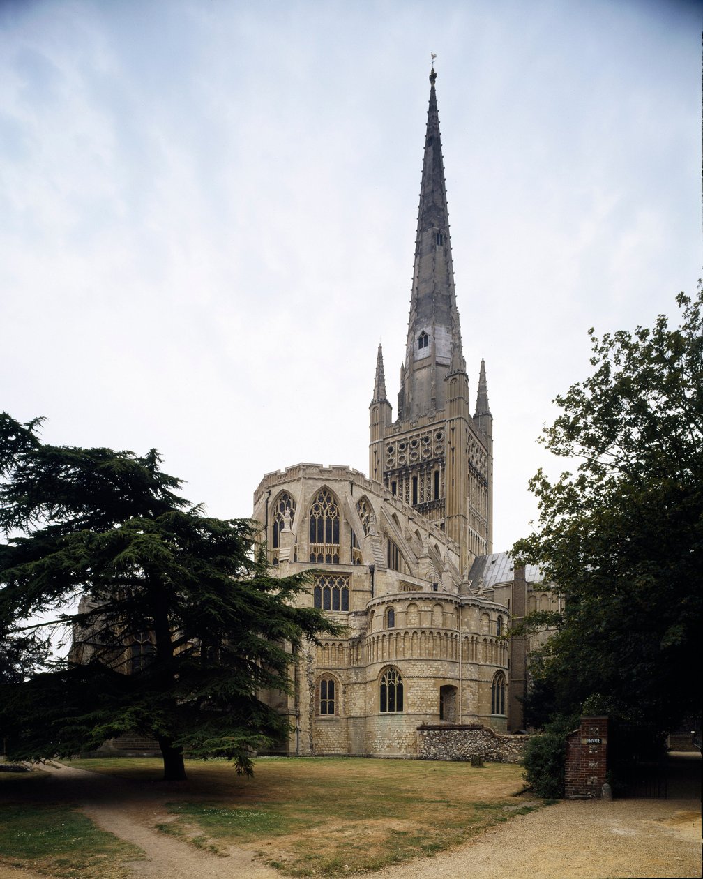 Román művészet: kilátás a Norwich Herbert de Losinga előestéjén alapított Szentháromság-katedrálisra alkotó: Romanesque