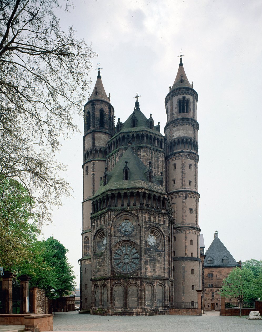 Román művészet: kilátás a Szent Péter-székesegyház apszisára (XI-XIII. század) Worms, Németország alkotó: Romanesque