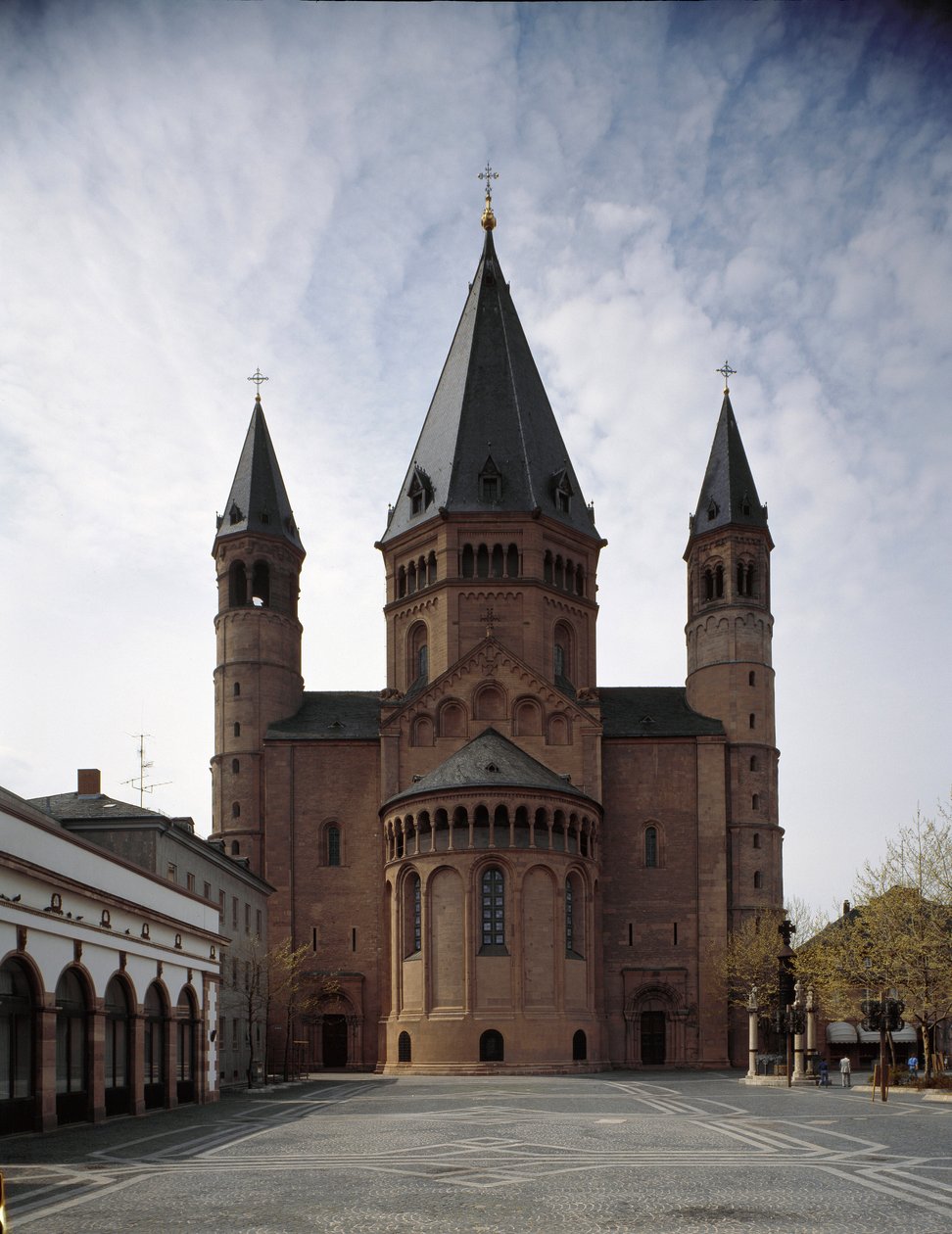 Román művészet: kilátás a 10. és 12. század között épült Szent Márton-székesegyházra. Mainz, Németország alkotó: Romanesque