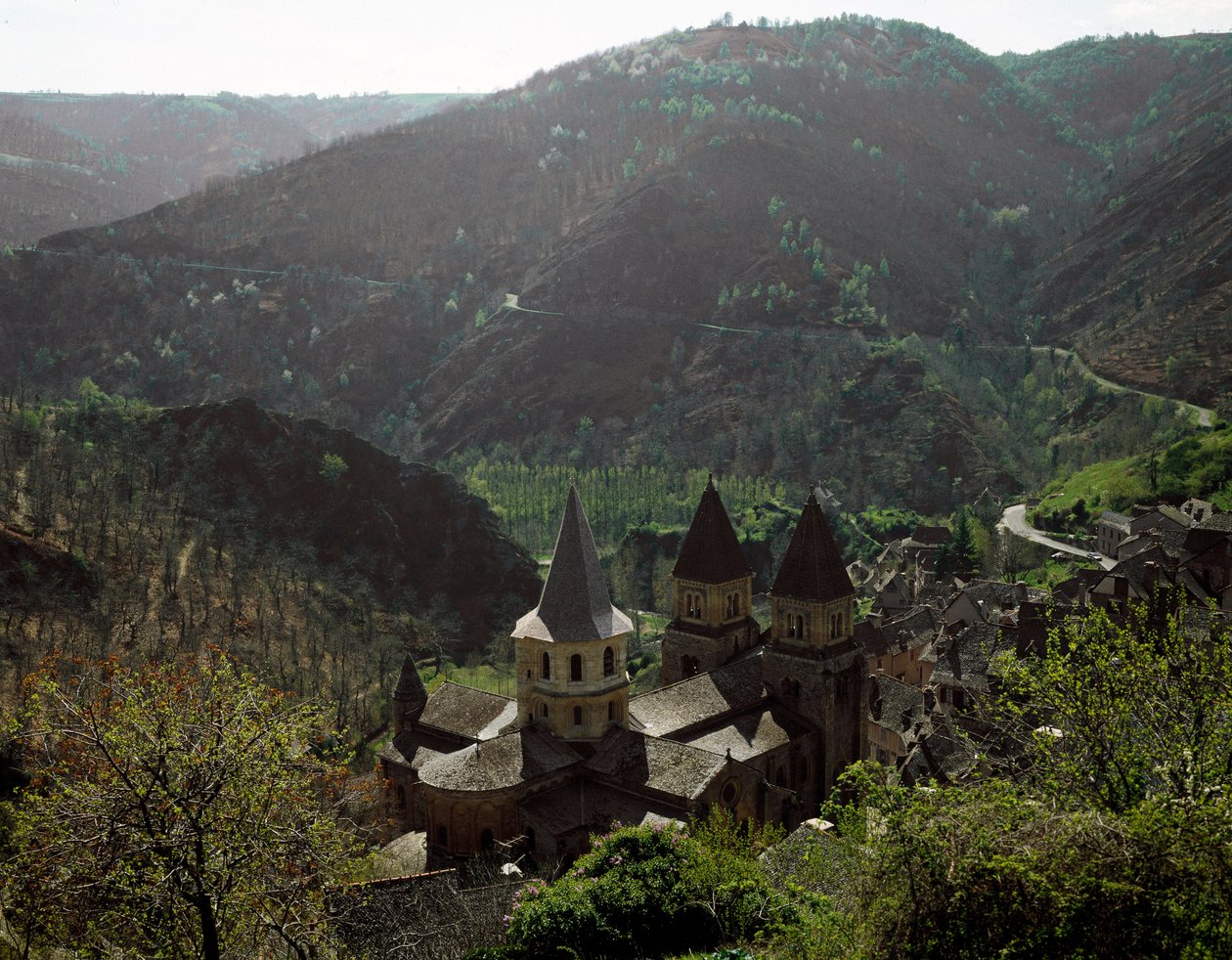 Román művészet: kilátás a Conques Sainte Foy (Sainte-Foy) apátság templomára alkotó: Romanesque