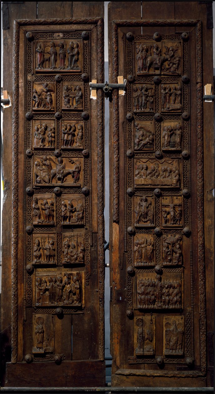 Román művészet: a németországi kölni (Sankt Maria im Kapitol, Koln) Kapitóliumi Szent Mária-templom faajtója a 12. század közepéről alkotó: Romanesque