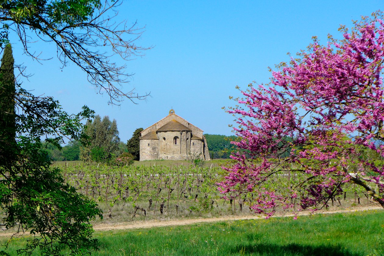 Román stílusú Saint-Etienne de Vaissiere kápolna Azille-ban (fotó) alkotó: Romanesque