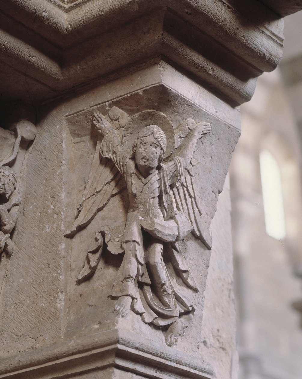 Déli portál: angyal hozza a jó hírt (angyal egy olajfánkkal) (szobor) alkotó: Romanesque