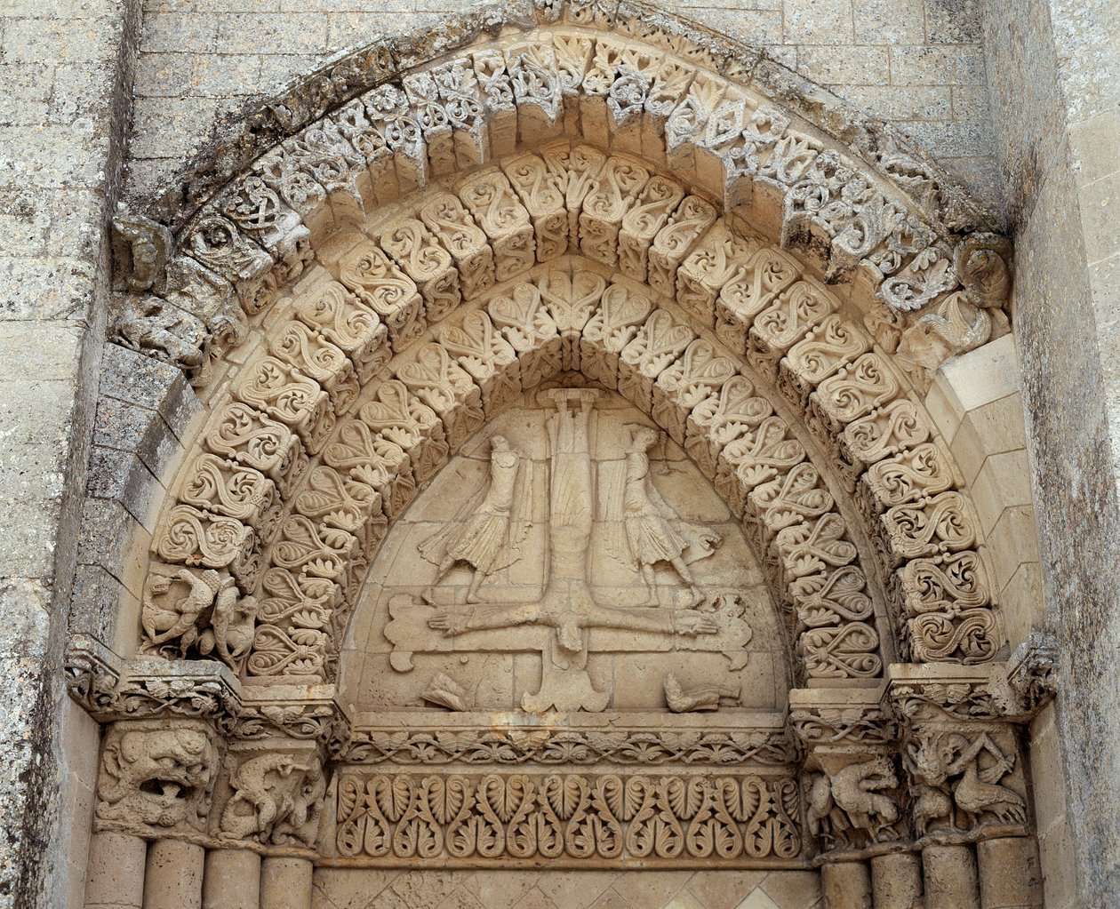 Szent Péter keresztre feszítése, a templom hamis kapuja (szobor alkotó: Romanesque
