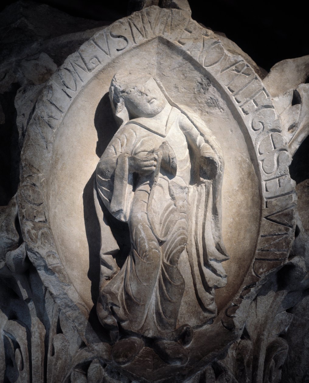 A gregorián ének hangjai: a második hang, a kórus fővárosa (szobor alkotó: Romanesque