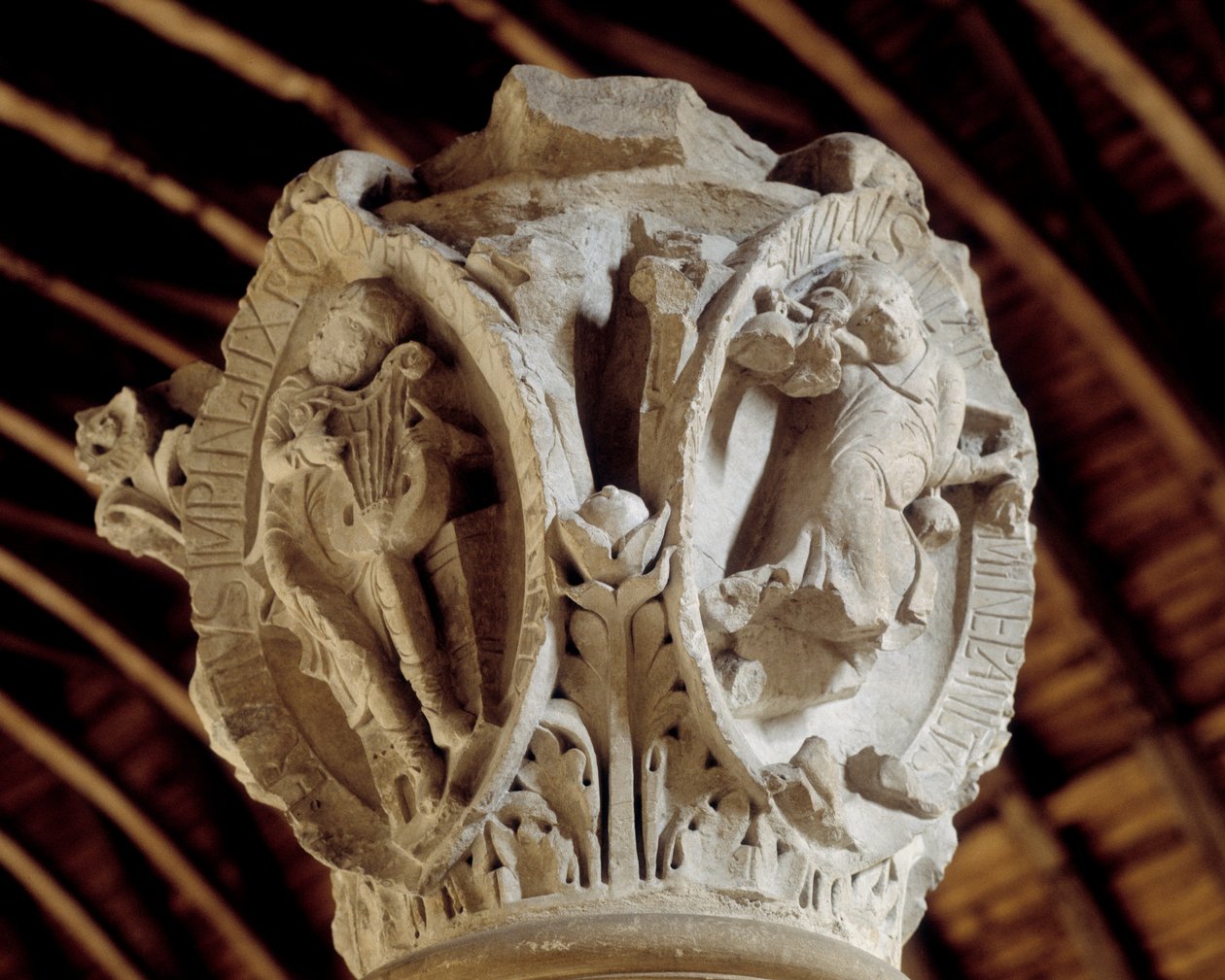 A gregorián ének hangjai: a harmadik (Krisztus szenvedélye és feltámadása) és Krisztus feltámadása (jobb oldalon), a kórus fővárosa (szobor) alkotó: Romanesque
