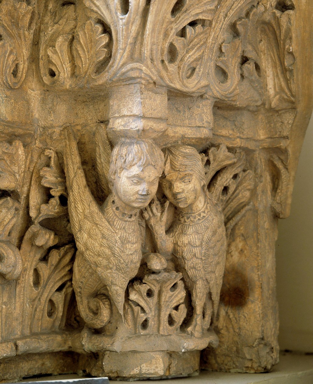 A felső szirénákat és madarakat díszít a Saint Loup de Naud (Szajna és Marne) templom mintájára 1170. Paris, Museum of Monuments english alkotó: Romanesque