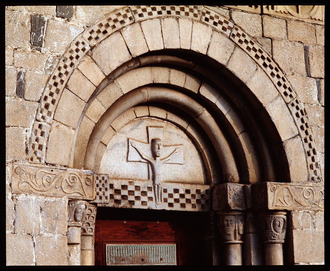 A templom timpanonja alkotó: Romanesque