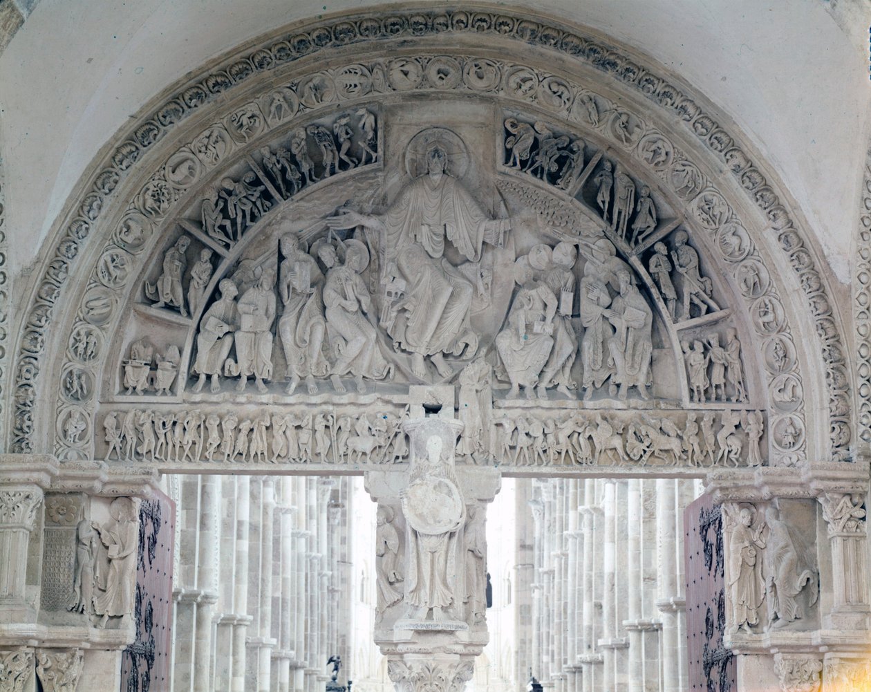 Vezelay apátság (89), a Santa Maria Magdalene bazilika dobhártyája. 12. század alkotó: Romanesque
