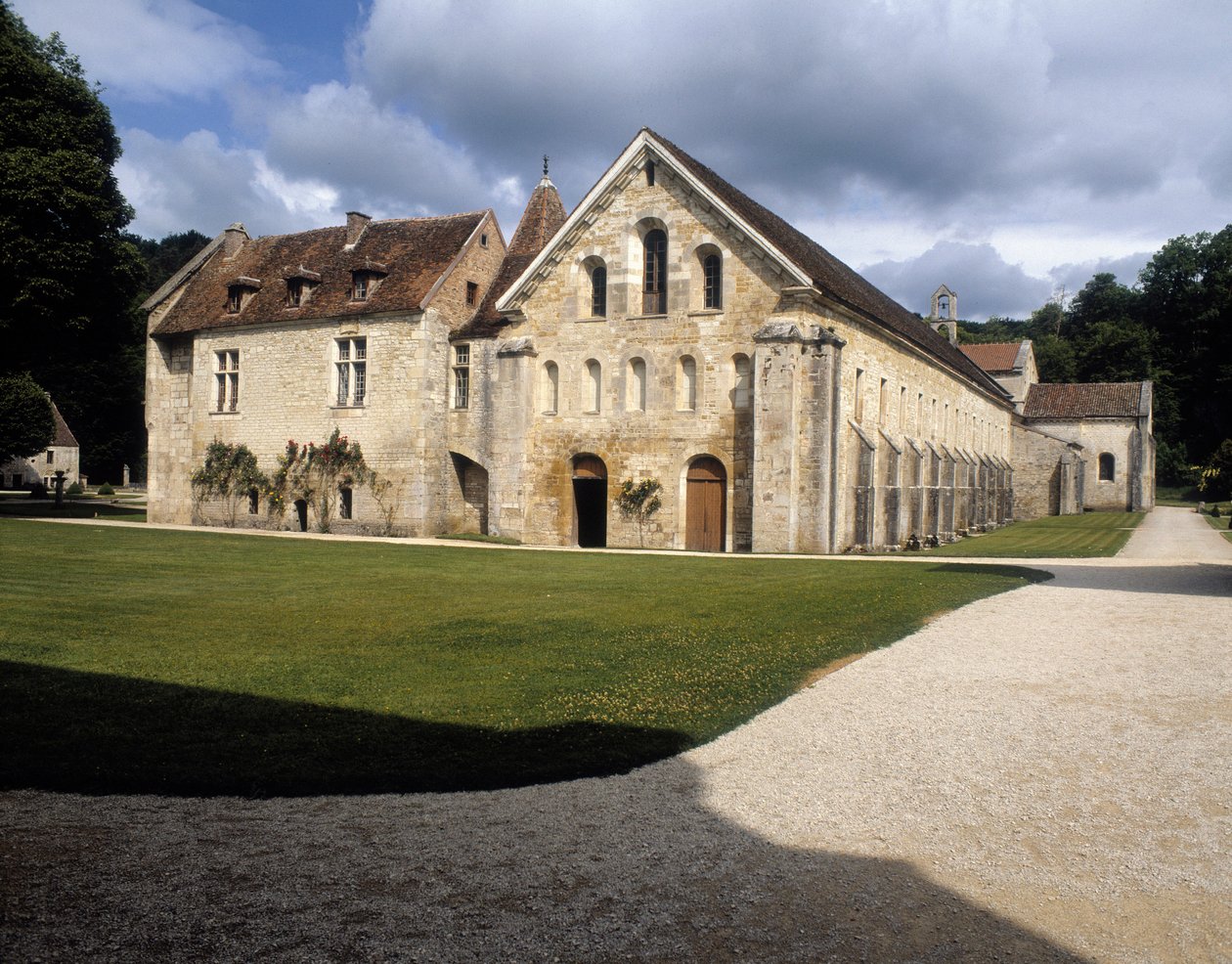 Kilátás a börtönre, a scriptoriumra és a káptalanra alkotó: Romanesque
