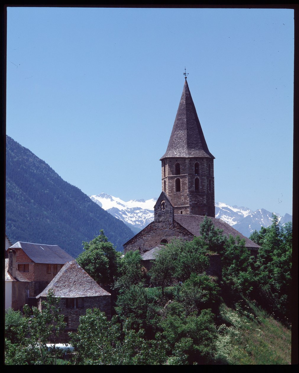Kilátás a román stílusú templomra alkotó: Romanesque