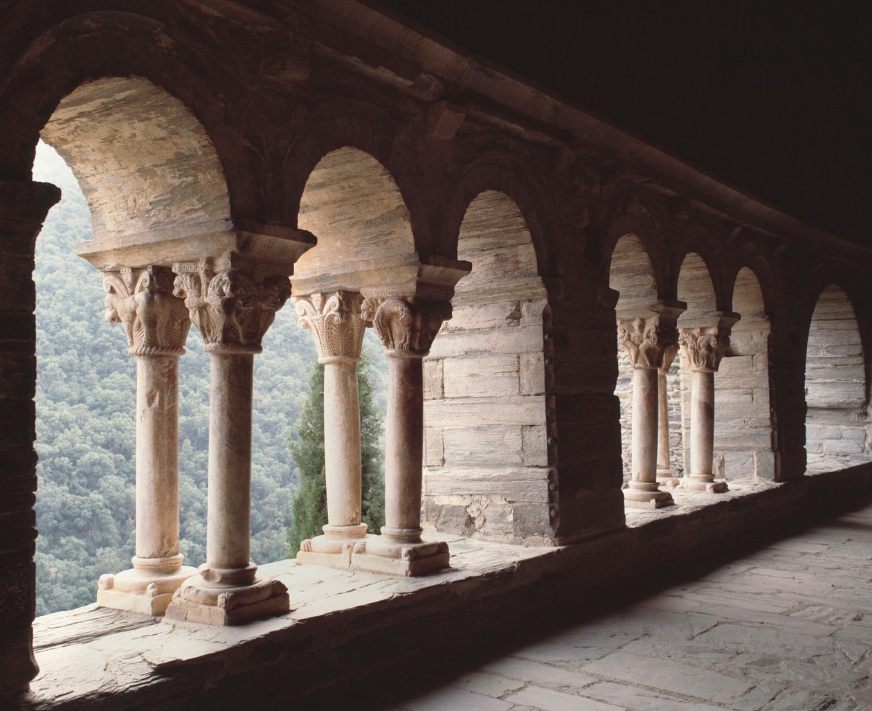 Kilátás a kolostorra alkotó: Romanesque