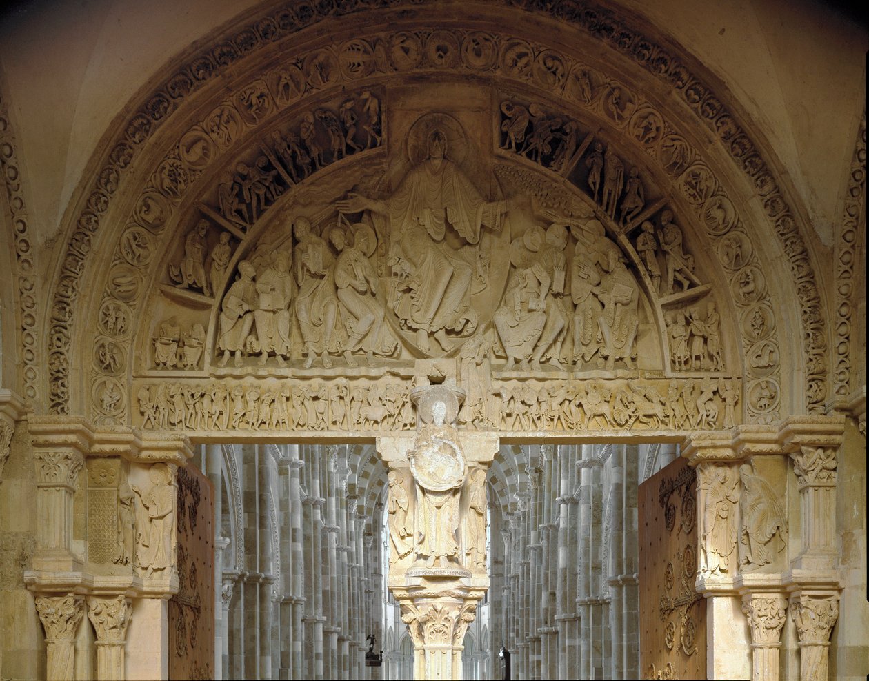 Az apotres küldetését jelképező központi dobhártya képe. Santa Maria Magdalene bazilika (Sainte Marie Madeleine (1096-1106), Vezelay, Yonne alkotó: Romanesque